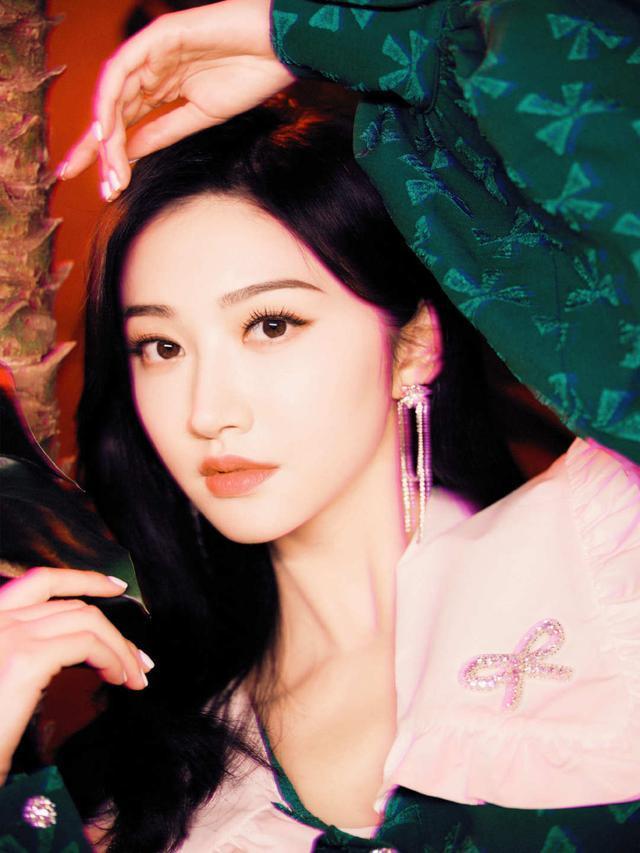 景甜录新综艺造型穿娃娃领短裙减龄又温柔,漫画腿又细又白