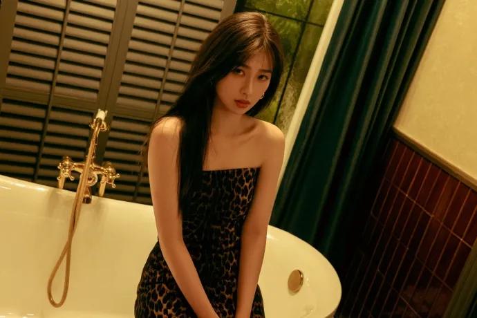 虞书欣穿抹胸豹纹短裙超美!魔鬼身材妩媚性感