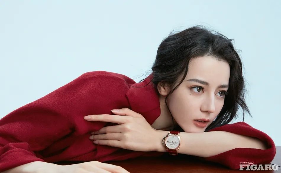 迪丽热巴杂志美图超妩媚!身材性感优雅动人
