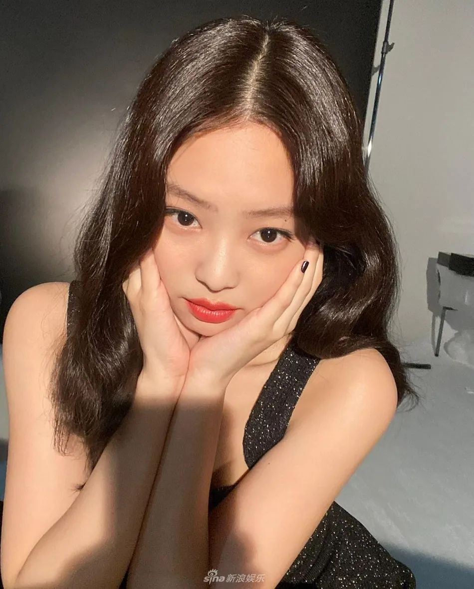 JENNIE穿小黑裙配红唇妆容!白皙香肩性感撩人