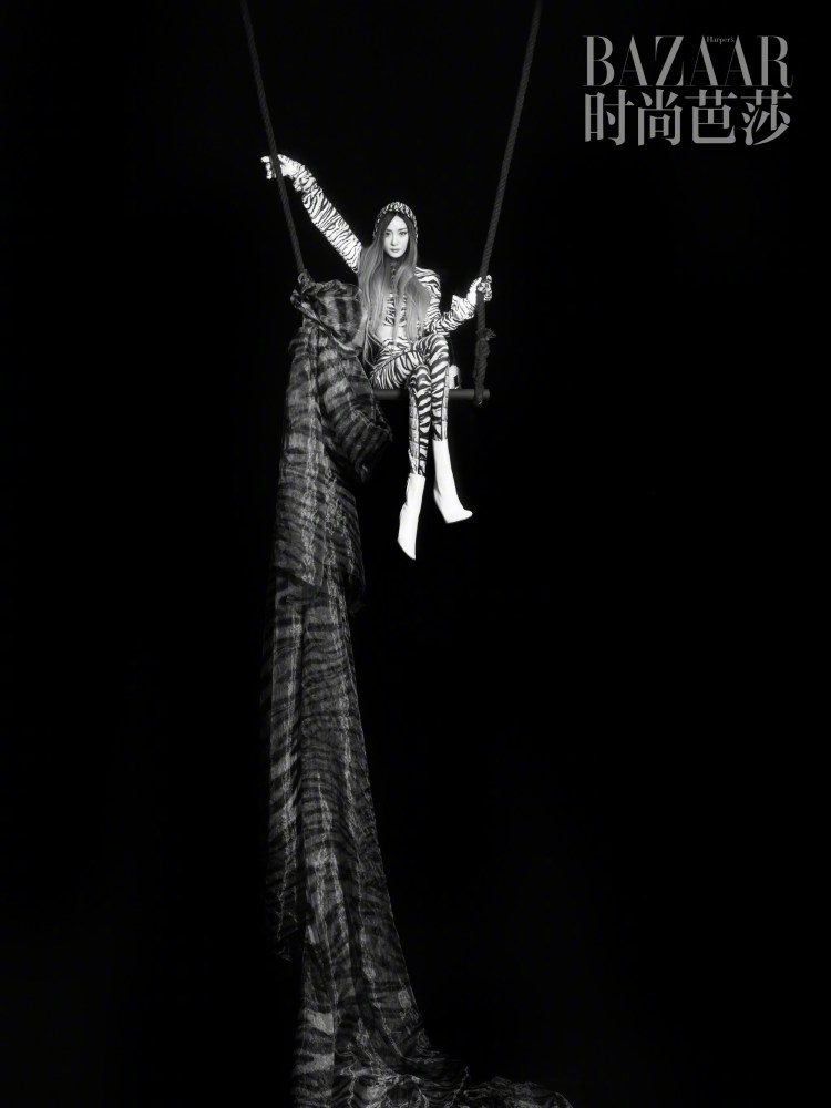 杨幂“虎年”首个大刊曝光！穿豹纹套装气场全开