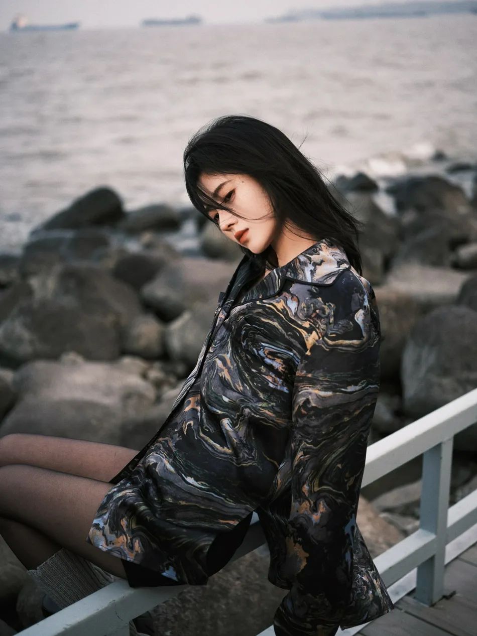 鞠婧祎冬日写真美得让人窒息！妆容精致长腿太惊艳