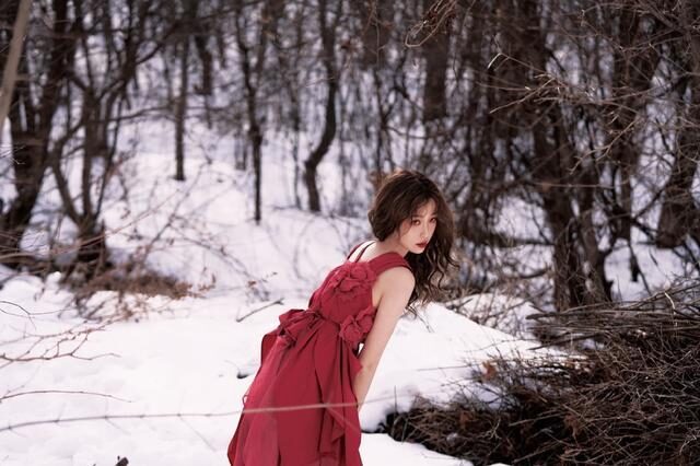 虞书欣大雪地里穿吊带裙扮“在逃公主”,真是不怕冷