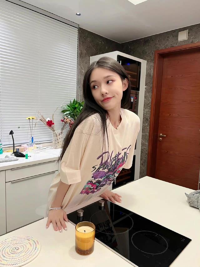 林允简单T恤搭配阔腿裤温柔舒适,简约新颖配色方案成亮点