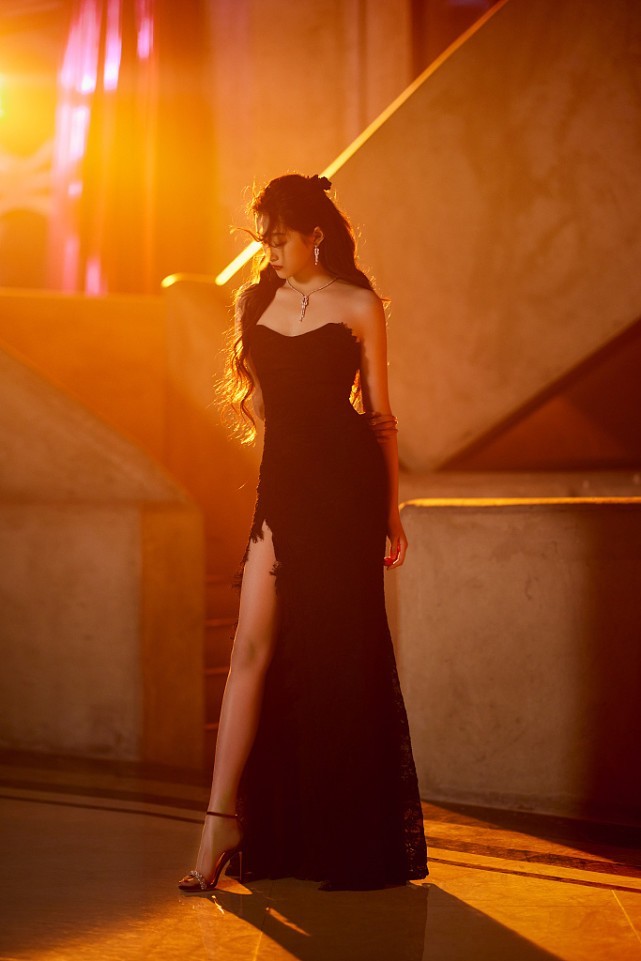 关晓彤穿黑色长裙“背影杀”绝了！高挑身材养眼还有气质