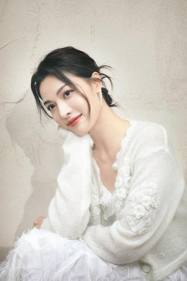 钟楚曦穿吊带羽毛裙温柔又性感,直角肩让人羡慕