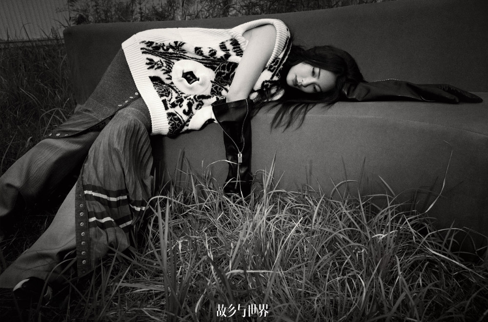 张雨绮穿羽绒马甲霸气全开，御姐气场无人能敌