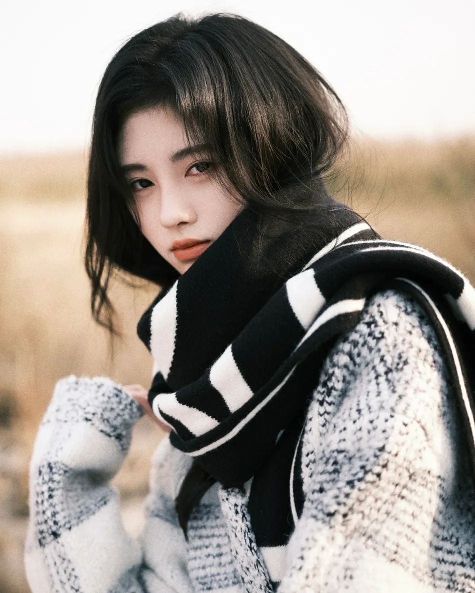 鞠婧祎冬日写真美得让人窒息！妆容精致长腿太惊艳