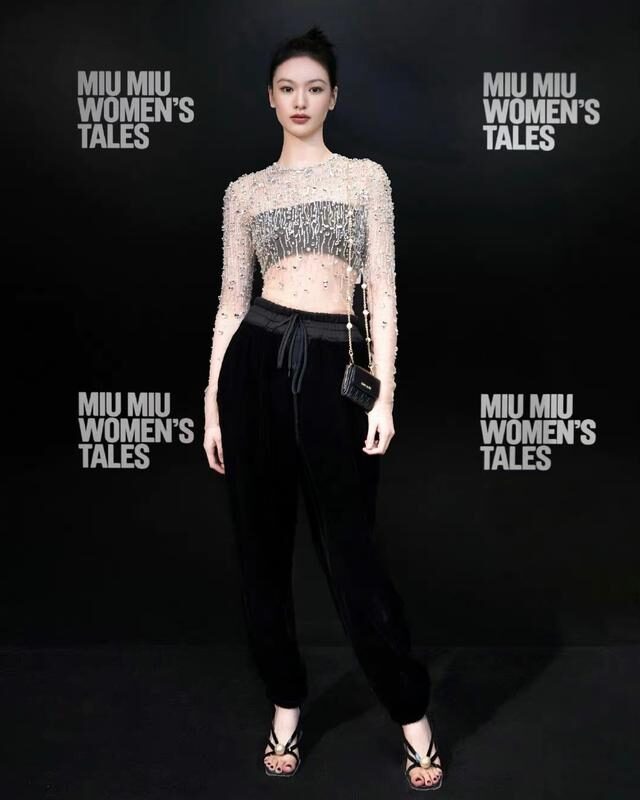 99年邱天透视装出席活动,高挑自信太有气质