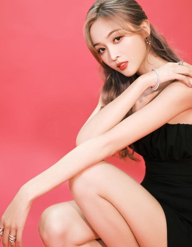 吴宣仪小黑裙打扮纯欲风满分,身材性感让人羡慕