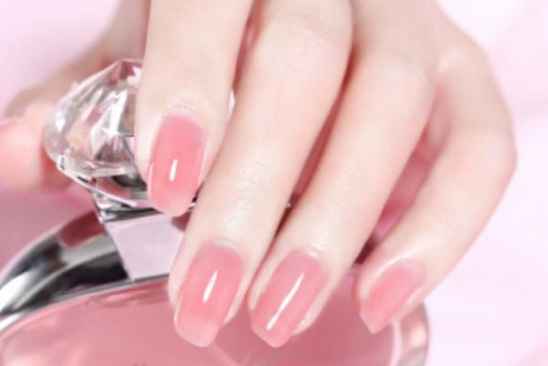 甲油胶的味道很大有毒吗 为什么指甲油都有股特刺鼻的味道