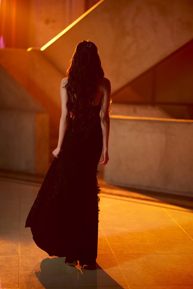 关晓彤穿黑色长裙“背影杀”绝了！高挑身材养眼还有气质