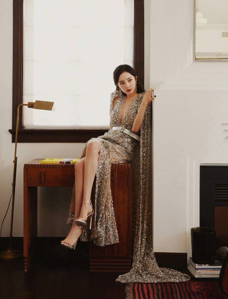 杨幂跨年穿搭彩排图曝光，黑色反光羽绒服保暖还好看