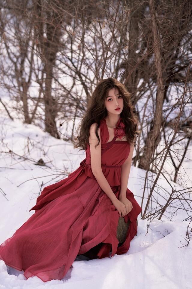 虞书欣大雪地里穿吊带裙扮“在逃公主”,真是不怕冷