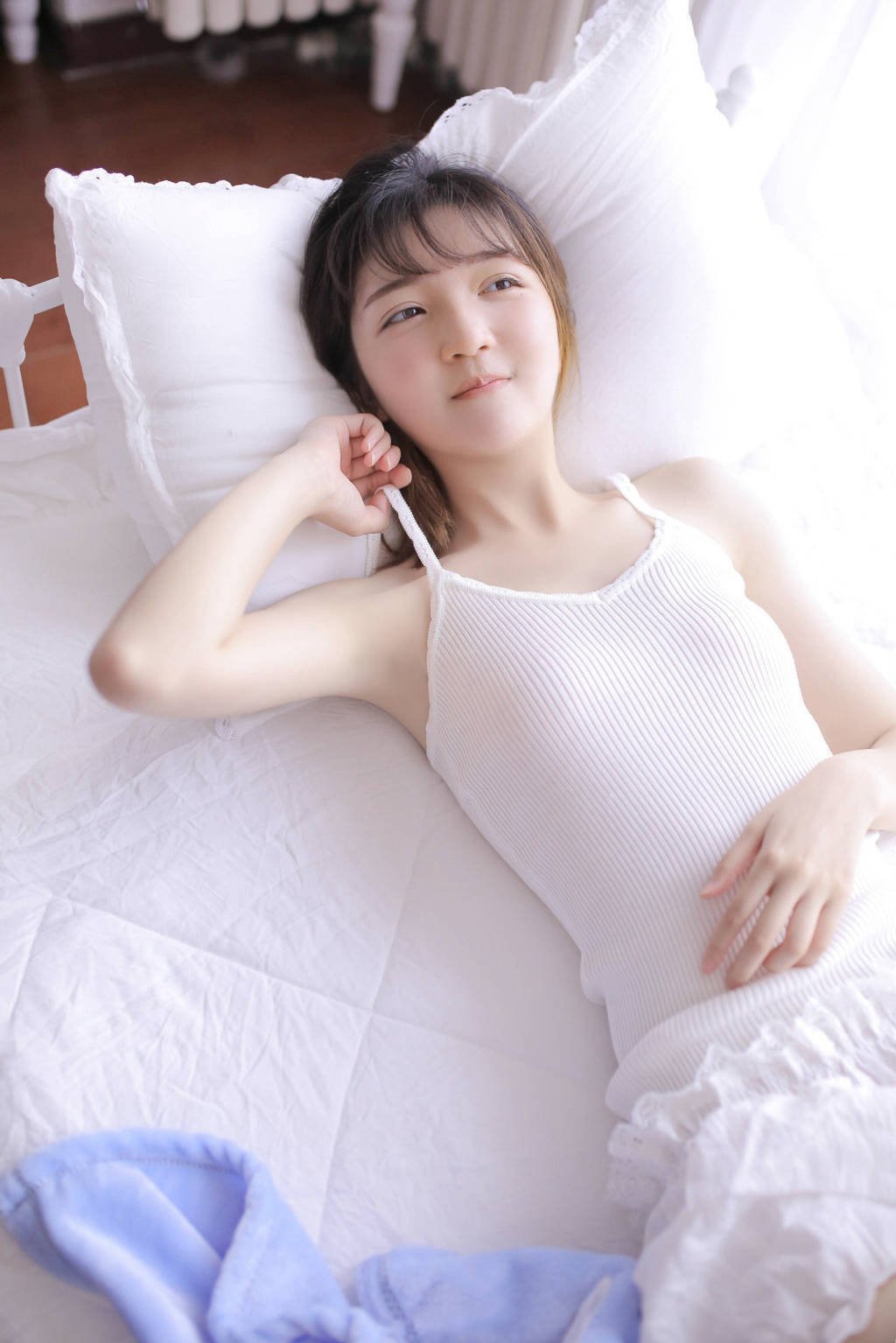 性感白嫩萝莉美女私房翘臀美腿写真图片