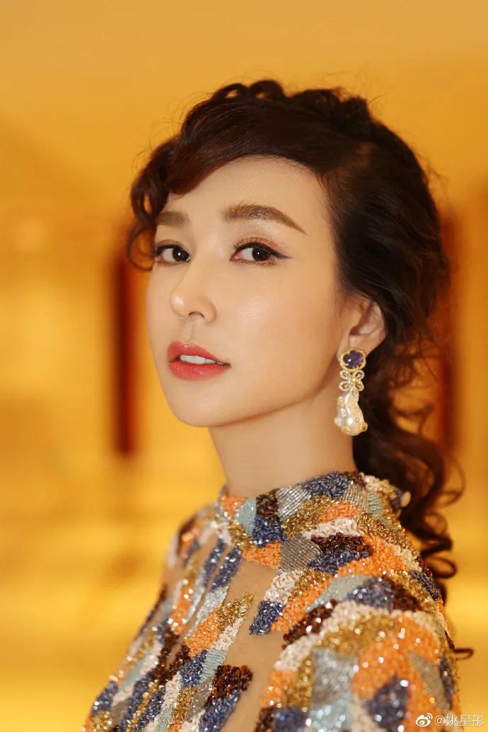 姚星彤晒多组靓丽写真大秀美背!清新脱俗楚楚动人