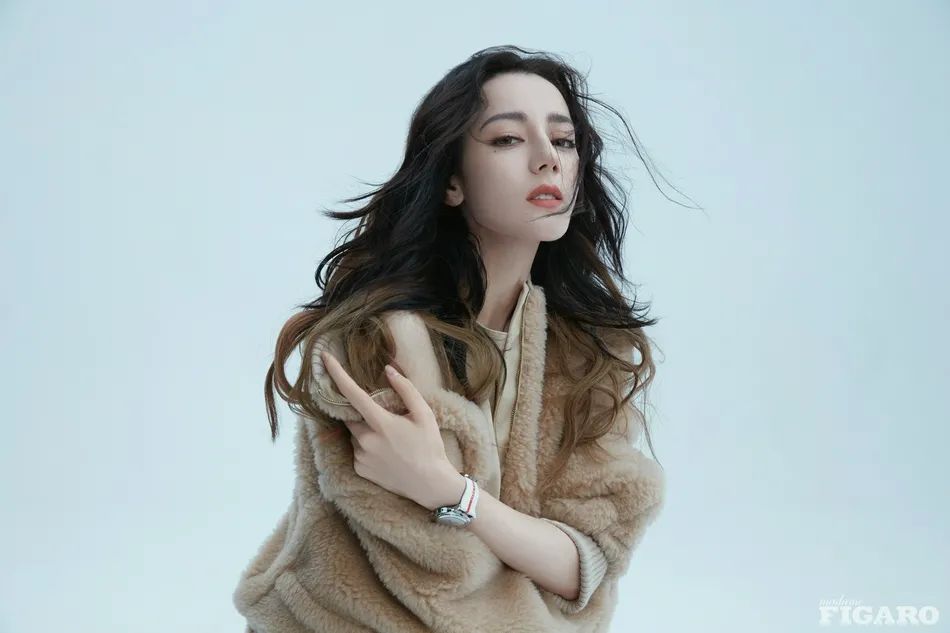 迪丽热巴杂志美图超妩媚!身材性感优雅动人