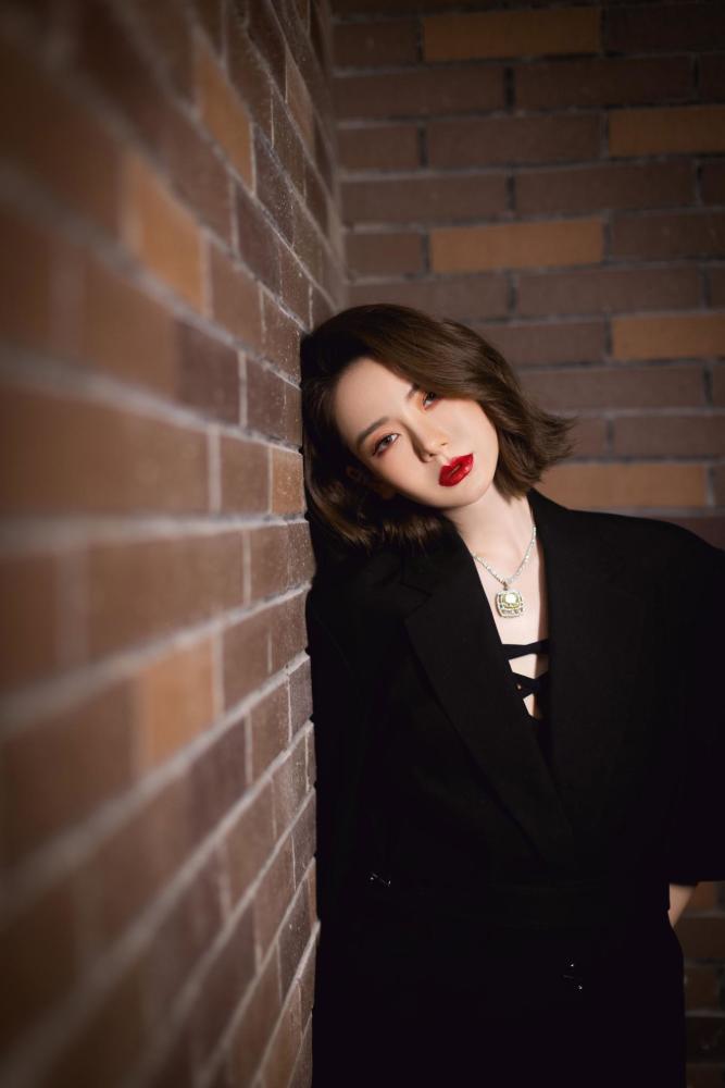 戚薇西装短裙配烈焰红唇成女霸总模板，性感又大气