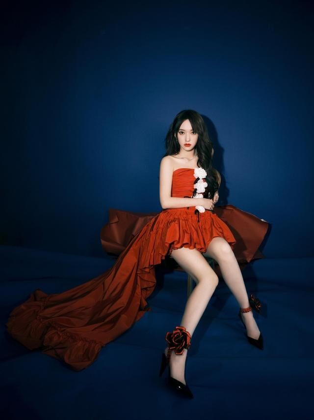 程潇穿抹胸裙凹凸感迷人，肉感身材成优势