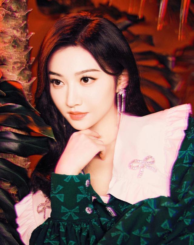 景甜录新综艺造型穿娃娃领短裙减龄又温柔,漫画腿又细又白