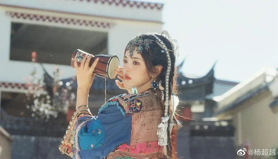 杨超越最新民族风造型超美！异域风情装扮太惊艳