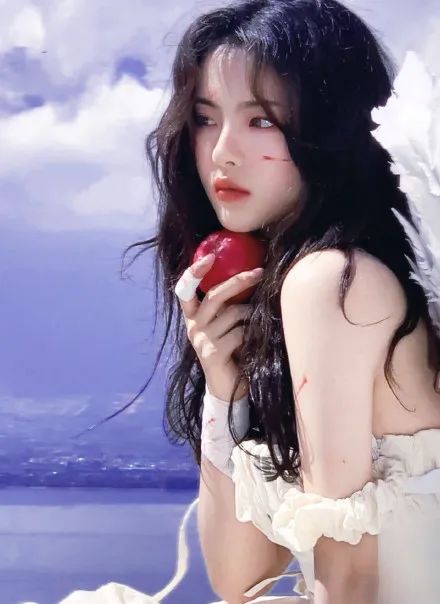 杨超越穿白裙大秀香肩！性感俏丽美不可挡