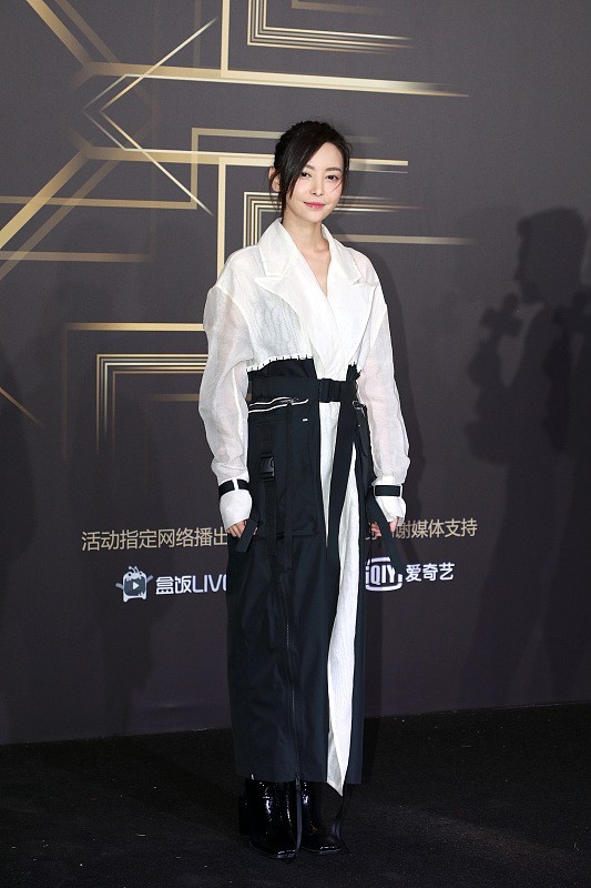 于文文穿“扇子西装”配长耳坠，高级超酷飒太迷人 时尚 第10张