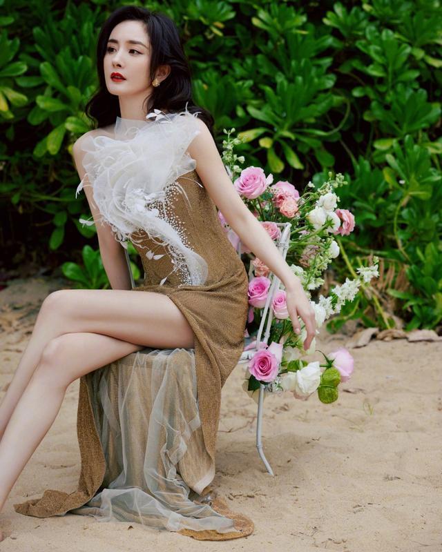 杨幂穿高叉裙硬是凹出大姐大气场,双腿又细又长