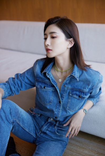 江疏影棕色长发利落洒脱，穿牛仔装显好身材