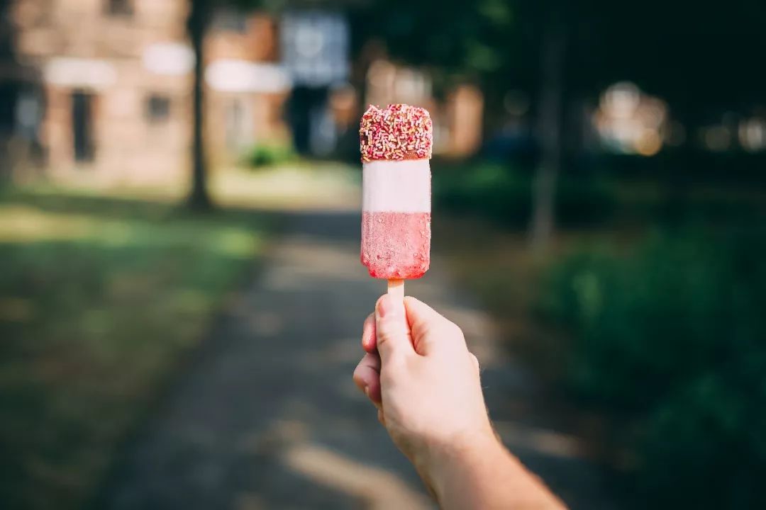 男人搂你肩是代表什么 其实他想靠近你