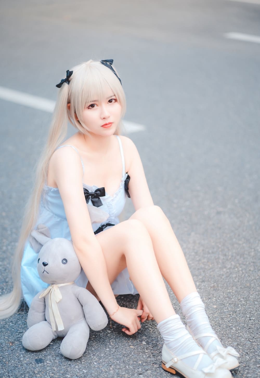 白发少女蝴蝶结吊带裙妩媚动人写真图片