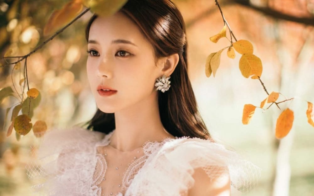 李一桐穿蕾丝纱裙仙气飘飘暖秋森林写真大片