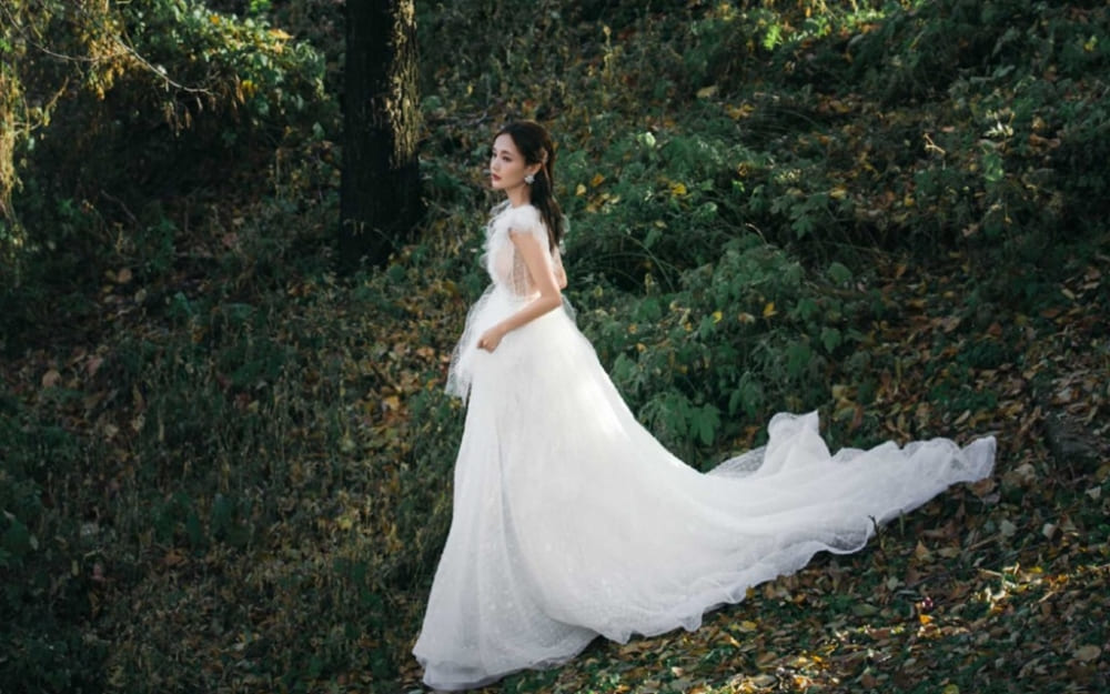 李一桐穿蕾丝纱裙仙气飘飘暖秋森林写真大片