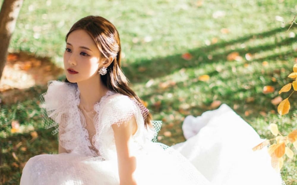 李一桐穿蕾丝纱裙仙气飘飘暖秋森林写真大片