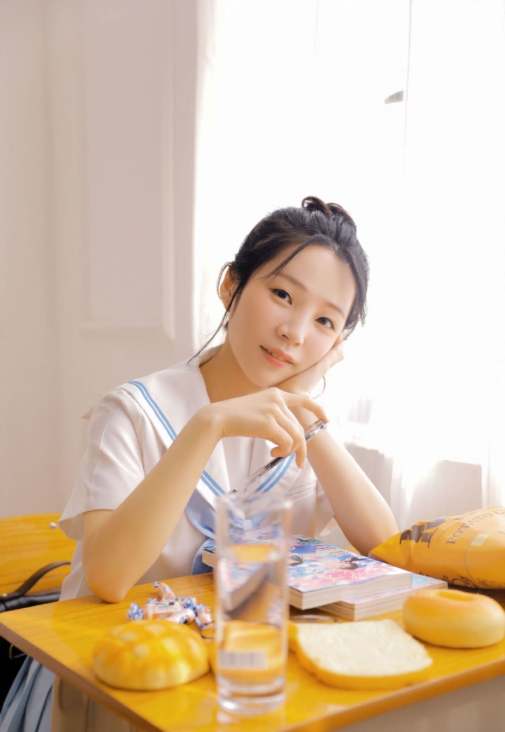 清新可爱少女穿蓝色校服教室图片写真