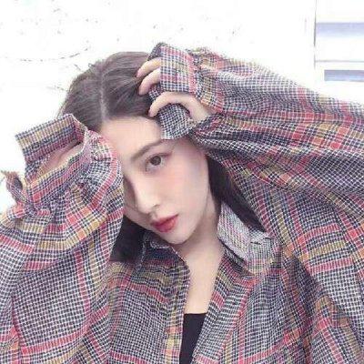 班长的手灵活的按着遥控器 他成了同学中的焦点