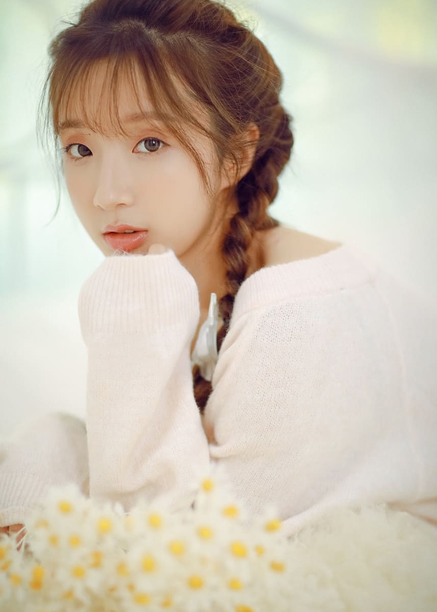 单眼皮女生清甜妆容唯美私房照