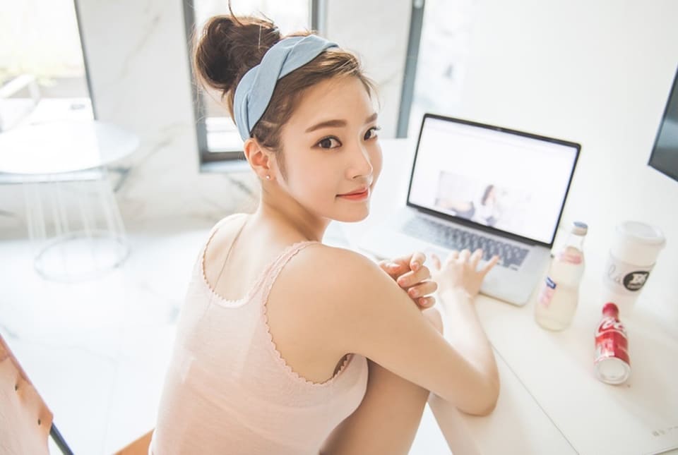 早安性感美女清新闺房诱惑图片