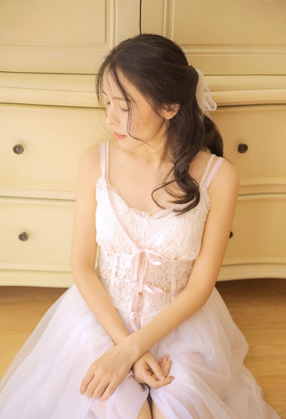 白色蕾丝裙美女温暖迷人味道