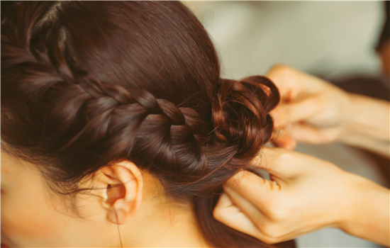 栗棕色头发显老吗 栗棕色适合什么年龄染