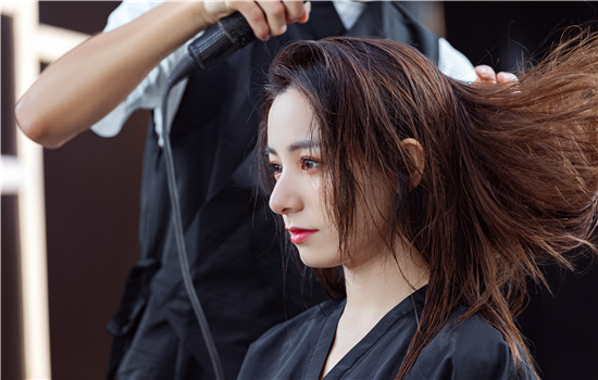 栗棕色头发显老吗 栗棕色适合什么年龄染