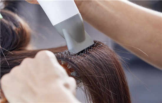 怎么吹头发蓬松女生怎么吹让头发蓬松