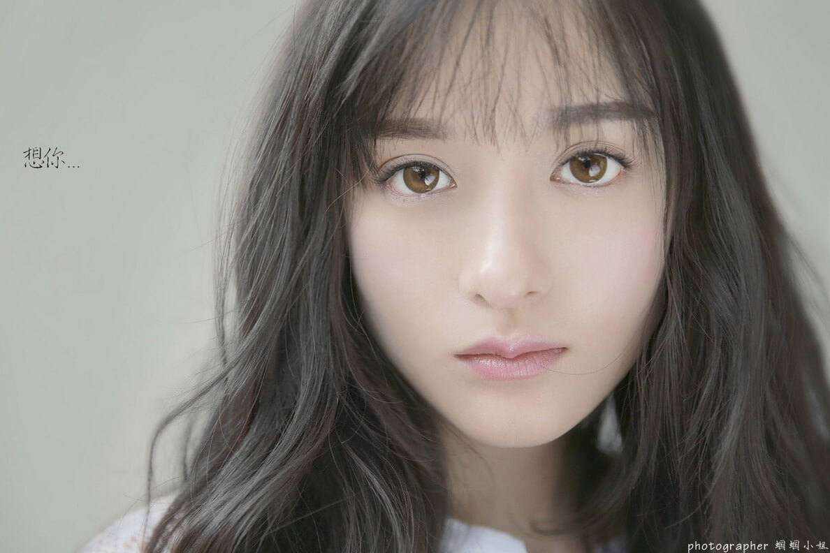 微卷长发女生温柔恬静散发女神魅力写真