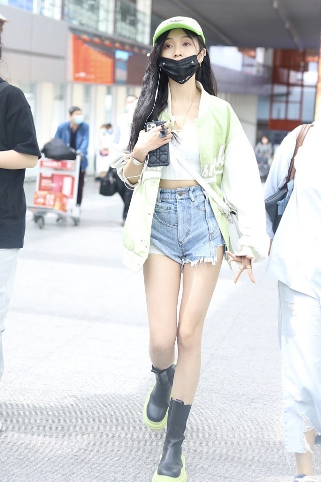 吴宣仪街拍包包太有特色，手挎贵妇包贵气十足