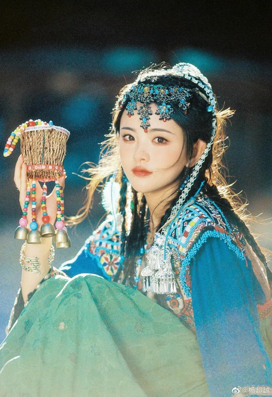 杨超越最新民族风造型超美！异域风情装扮太惊艳