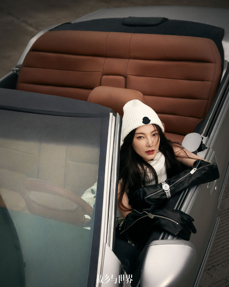 张雨绮穿羽绒马甲霸气全开，御姐气场无人能敌