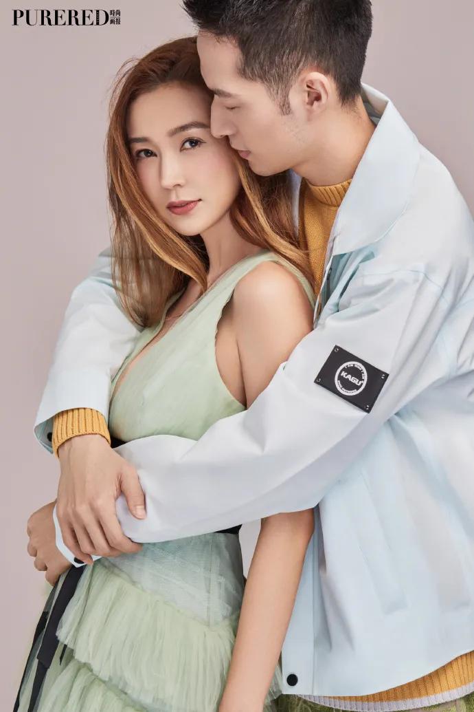 姚星彤晒多组靓丽写真大秀美背!清新脱俗楚楚动人