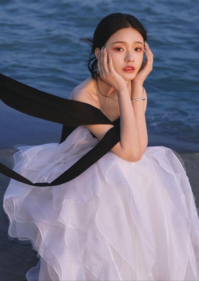 林允金鸡奖闭幕式红毯造型穿抹胸纱裙又纯又欲，被惊艳到了