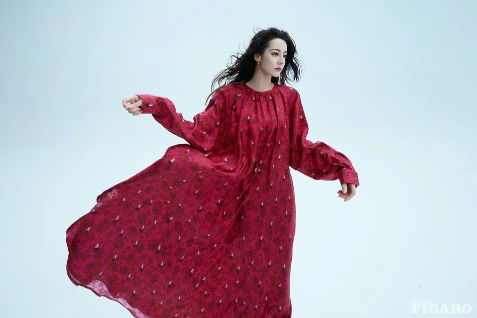 迪丽热巴杂志美图超妩媚!身材性感优雅动人