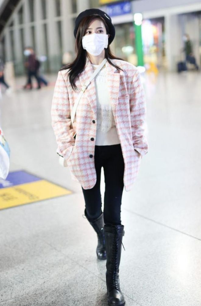 白鹿机场街拍:上身御姐西装配下身萌妹短裙,太会穿了